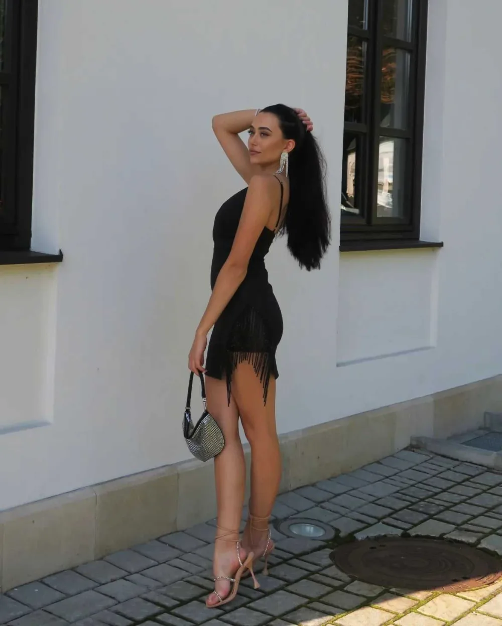 Inne ujęcie — Adora - Sukienka mini zdobiona czarna